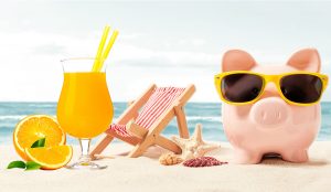 Auf dem Bild sieht man einen Strand mit Meer im Hintergrund. Im Vordergrund steht ein Cocktailglas, daneben ein Liegestuhl. Ganz rechts ist ein Schweinchen abgebildet, das eine Sonnenbrille mit gelbem Rahmen trägt.